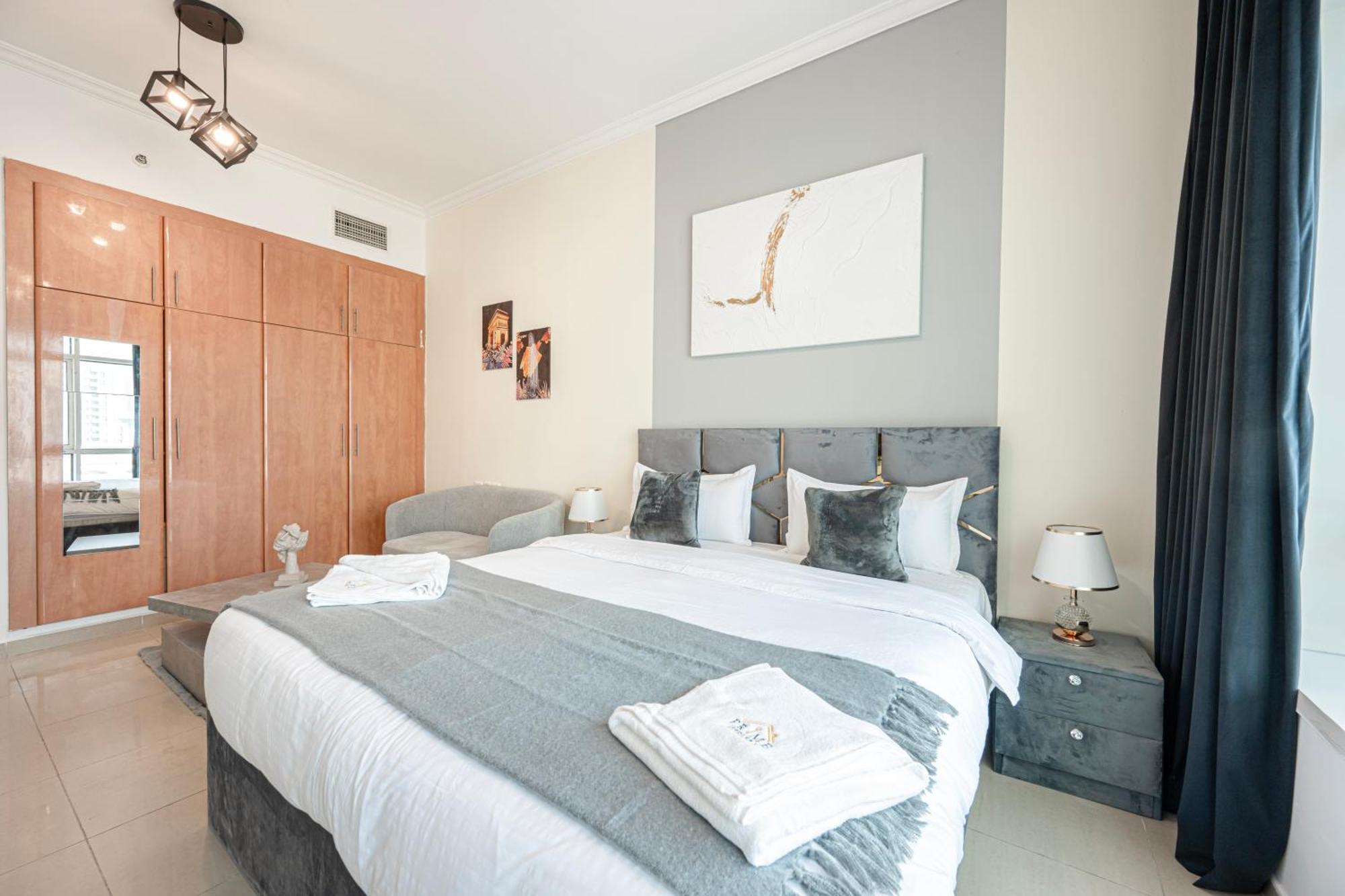 Cozy Retreat With Scenic Views Apartment *
